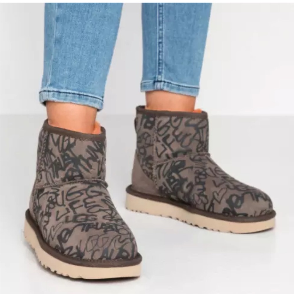 UGG Classic Street Graffiti Mini